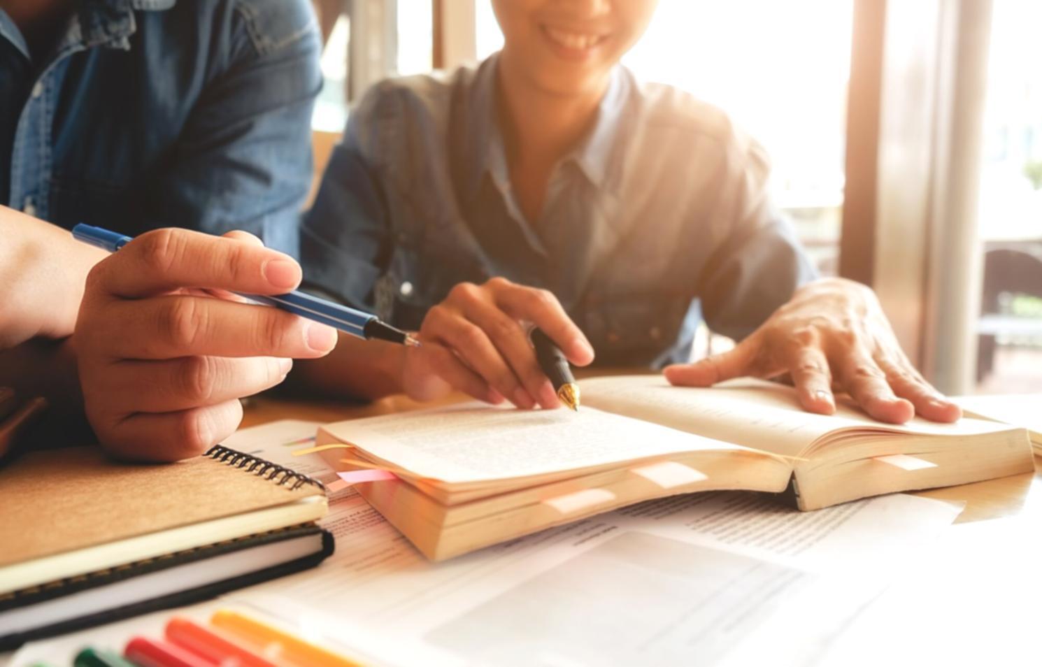 Professionelle Beratungssituation in modernem Büroumfeld